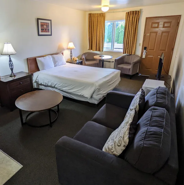 Room, Queen Bed, Fairground Inn Monroe WA 4/10