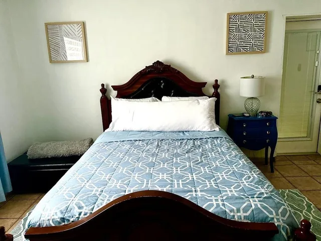 Room, Queen Bed, Sofa, Blue House [Vr] 7/10