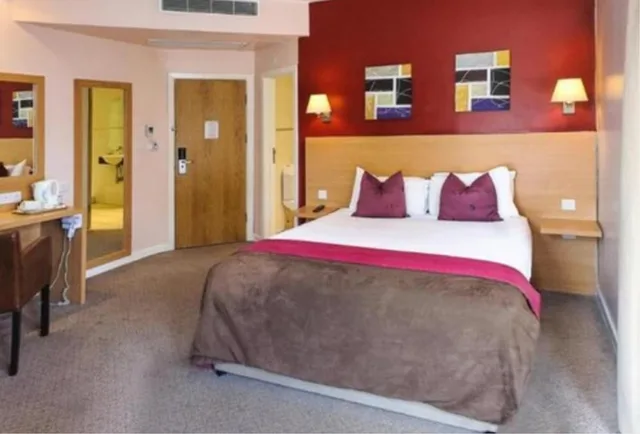 غرفة قياسية ثلاثية بسرير مزدوج وسرير فردي، OYO Luton Hotel 2/3
