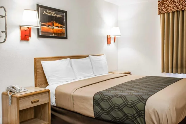 غرفة بسرير كينج للمدخنين، Econo Lodge Truman Inn 6/9