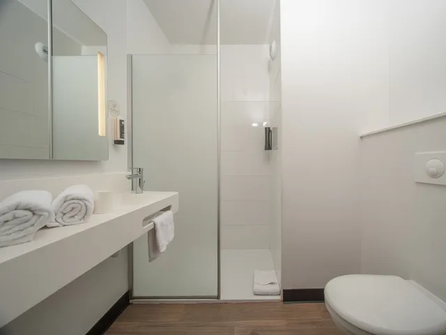 غرفة رباعية بسرير مزدوج وسريرين منفصلين بإطلالة على البحر، B&B HOTEL Fort de France 4/5