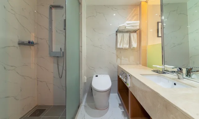غرفة ديلوكس عائلية ثلاثية بسرير كينج وسريرين منفصلين بإطلالة على البحر، Yeosu Venezia Hotel & Suites 6/7