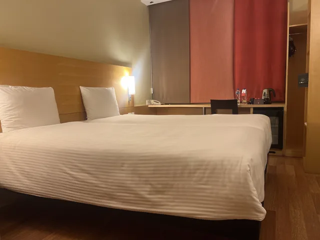 غرفة بريميوم بسريرين منفصلين بإطلالة على المرفأ، فندق إيبيس ينبع(Ibis Yanbu) 4/8