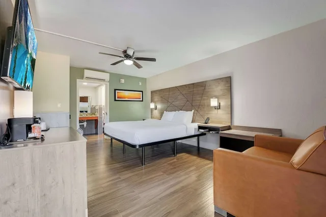 Room, King Bed, Accessible, Quality Inn and Suites Airport Cruise Port Hollywood 7/10