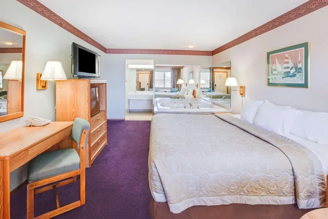 غرفة ديلوكس بسرير كينج بإطلالة على الفناء، Super 8 by Wyndham Mackinaw City/Beachfront Area 1/2