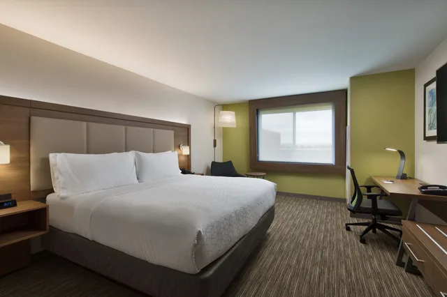 Suite, King Bed, Extra Floor Space، Holiday Inn Express Suites Portland Airport Cascade Stn 2/3
