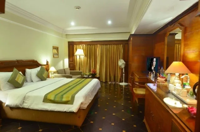 غرفة ديلوكس بسرير كينج، EMPIRES HOTEL 1/3