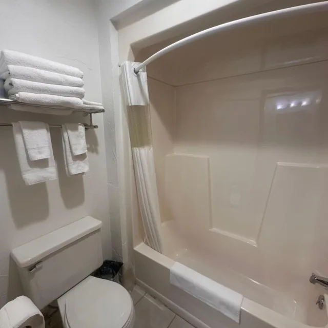 غرفة بسرير كينج مع أريكة، Pictured Rocks Inn & Suites 7/10