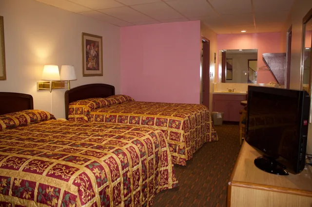غرفة أساسية بسريرين مزدوجين، Budget Inn 1/2