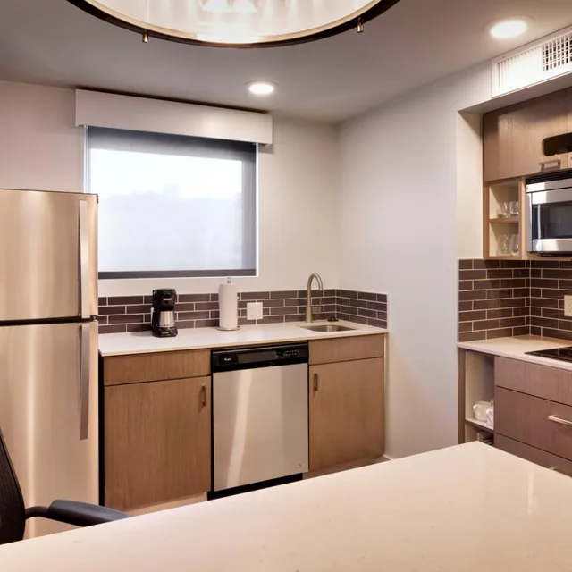 جناح بسريرين كوين بغرفة نوم واحدة مع أريكة بمطبخ، Hyatt House Portland/Downtown 2/2