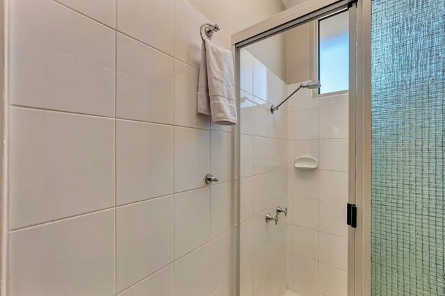 غرفة قياسية بسرير مزدوج وسرير فردي يُسمح فيها بالحيوانات الأليفة، City Oasis Inn Townsville SureStay Collection by BW 6/6