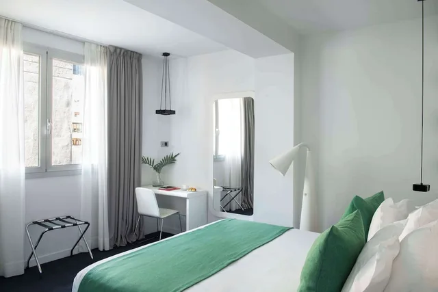 Deluxe, 1 Queen and 1 Single Bed, with Extra Bed, Allegro Barcelona 1/5