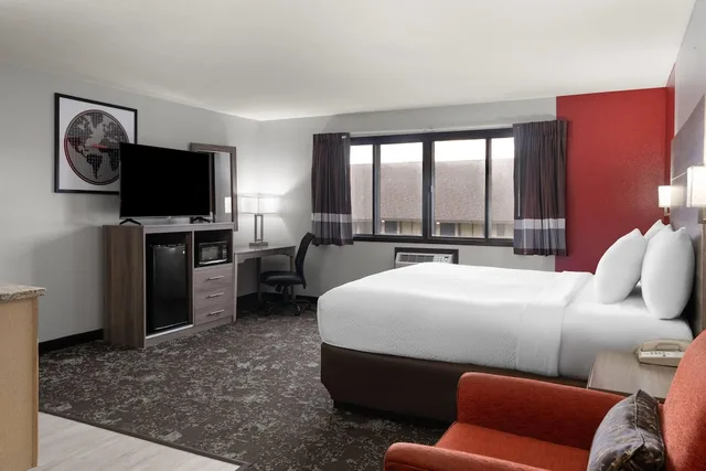 غرفة بسرير كينج بمطبخ صغير، Ramada by Wyndham Cedar Rapids South 2/4