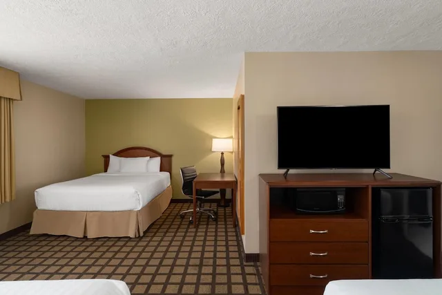 Studio, Suite, 1 Double and 2 Queen Beds, Pet Friendly، Baymont By Wyndham Oacoma 5/6