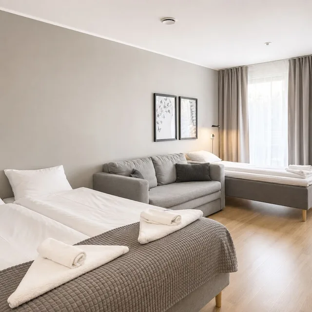 غرفة قياسية ثلاثية بسرير كوين وسرير فردي، HOOM Home & Hotel Sollentuna 2/3