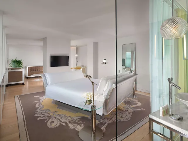 Loft, Junior Suite, King Bed, Sanderson London 2/3