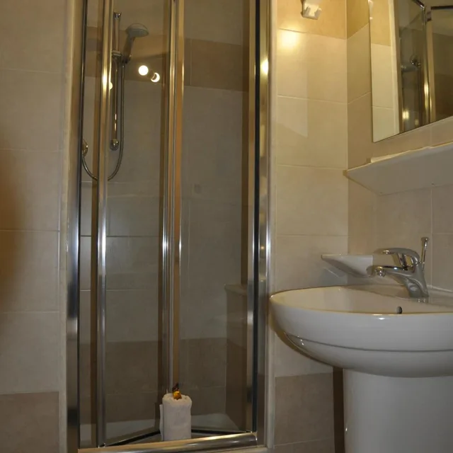 غرفة ثلاثية، Hotel Est 6/10