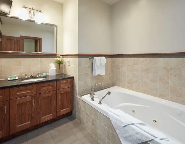 جناح بريميير بسرير كينج، Huff Estates Inn & Winery 3/3