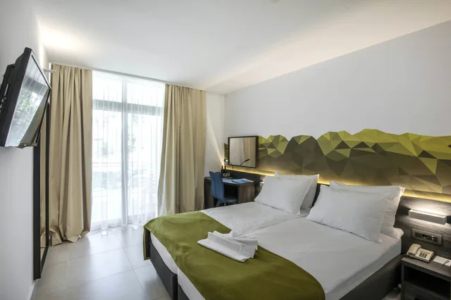 غرفة قياسية بسرير مزدوج بشرفة بإطلالة جزئية على البحر، Bluesun Hotel Alga 1/8