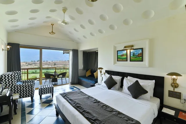 غرفة فاخرة بسرير كوين بإطلالة على البحيرة، Saj By The Lake - Malshej Ghat Hotel 1/2
