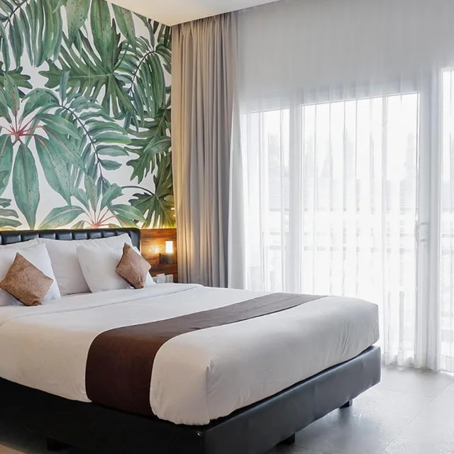 غرفة بسرير كوين بشرفة، Front One Resort Magelang 1/10