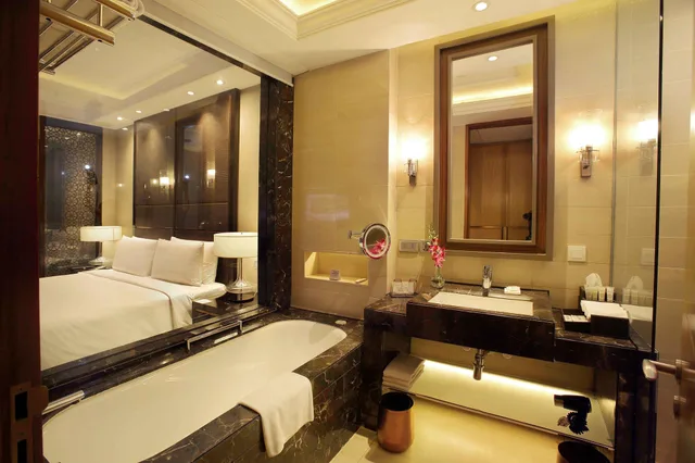 غرفة بسرير كينج بإطلالة على المسبح، Crowne Plaza New Delhi Mayur Vihar Noida 3/3
