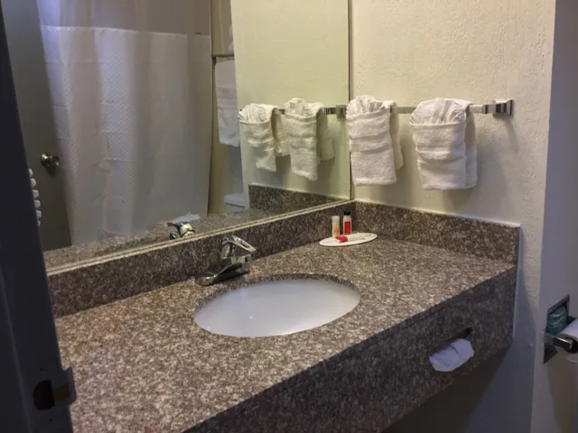 غرفة بسرير كينج، Days Inn & Suites by Wyndham NASA Space Center Houston 10/10