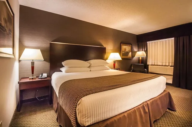 غرفة قياسية بسرير كوين مع أريكة، Best Western Airport Inn Calgary 3/4