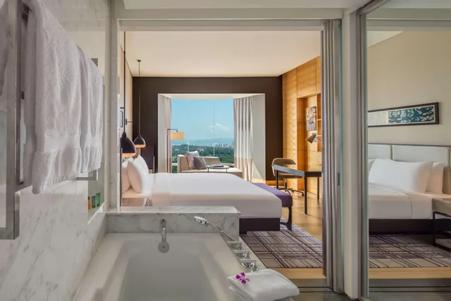Room, King Bed, Lake View, Hilton Kuala Lumpur 4/4