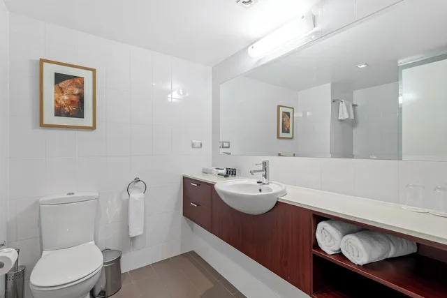 Courtyard, Twin Beds, King Bed, Balcony, Amora Herencia Riverwalk Melbourne 4/7