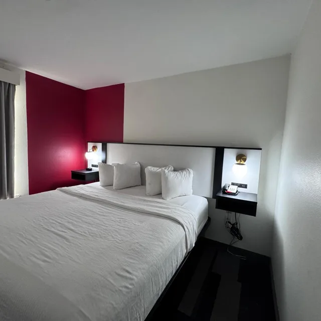 استوديو بسرير كينج مع أريكة، Ramada by Wyndham Sparta/At Speedway 2/3