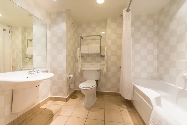 غرفة بريميوم بسرير كوين في طابق مرتفع، Holiday Inn London Sutton 7/10