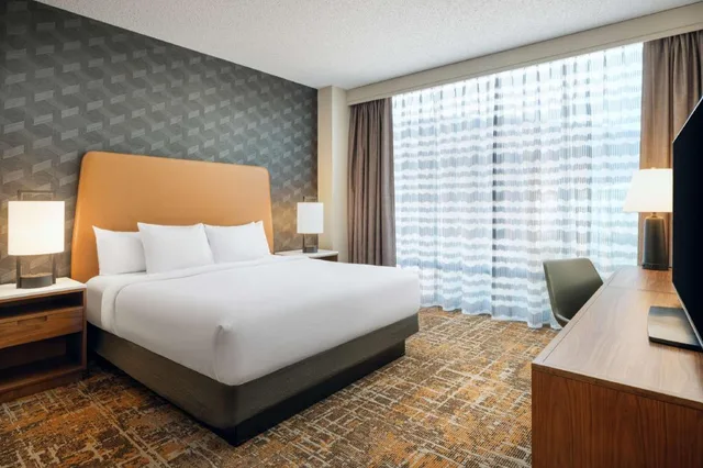 جناح تنفيذي بسرير كينج بغرفة نوم واحدة، Embassy Suites by Hilton Huntsville 3/4