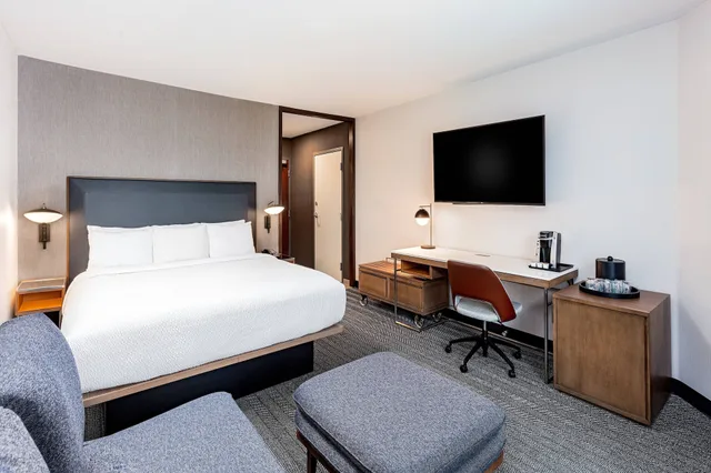 غرفة بسرير كينج بإطلالة مع أريكة، Courtyard By Marriott Anaheim Resort Convention Center 1/2