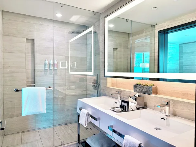 Paradox, King Bed, Bathtub، Paradox Hotel Vancouver 7/10