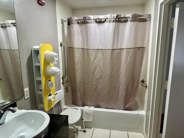 1 King Bed - Mobility Access RI Shwr Smk، Motel6 West Monroe, LA 8/10