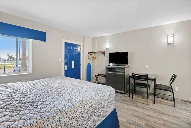 Standard, King Bed, Kitchenette, Accessible, Blue Wave Inn 4/10