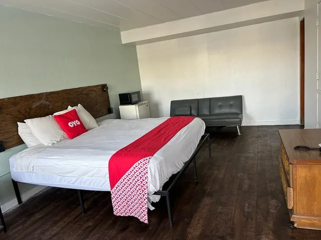 غرفة بسرير كينج مع أريكة سرير، OYO Hotel Downtown Peoria I-74 4/10