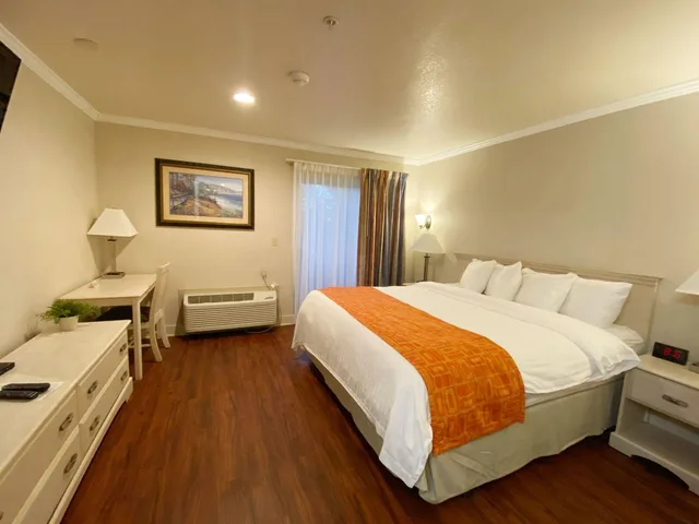غرفة بسرير كينج، Monarch Valley Inn Marina at Monterey Bay 1/1