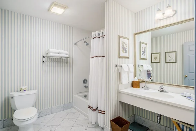 جناح بسرير كوين، The Farmington Inn &amp; Suites 3/4