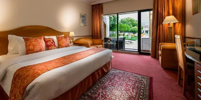 غرفة قياسية بسرير كينج مع أريكة، Golden Tulip Nizwa Hotel 2/7