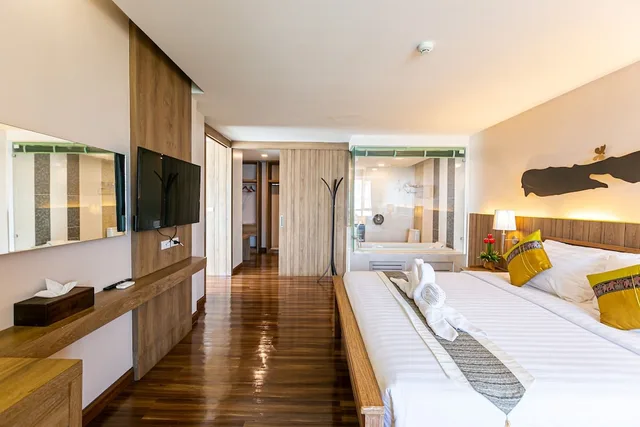 1 Bedroom, Suite, King Bed, Grand Ratchapruek Hotel 3/10