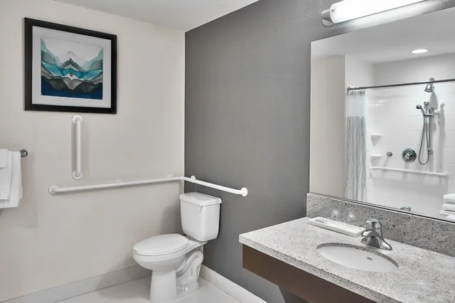 غرفة بسرير كينج مع أريكة في طابق مرتفع، Courtyard Marriott City Center 2/5
