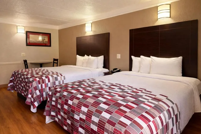 جناح بسريرين كوين وسرير كوين بمطبخ، Red Roof Inn and Suites Houston Hobby Airport 2/10