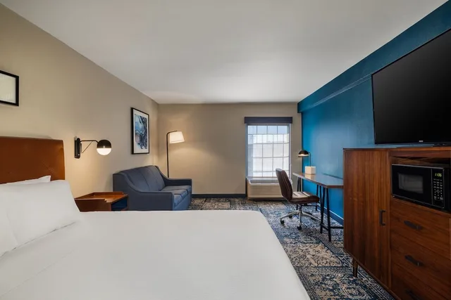 غرفة ديلوكس بسرير كينج مع أريكة، Four Points by Sheraton Greensboro Airport 3/5