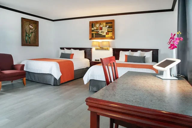 suite, 2 queen beds, bay view، Hotel Plante 1/7