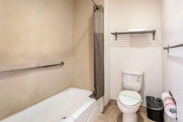 1 Queen Bed - Mobil Access Tub Nsmk Micfridg، Motel6 Gardena, CA - South 3/3