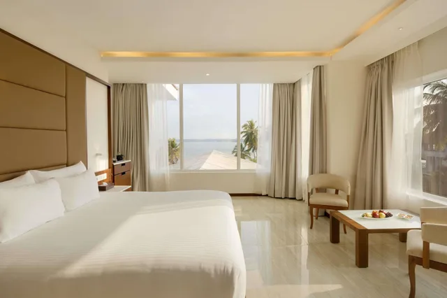 غرفة فاخرة بسرير كينج، Ramada Resort by Wyndham Kochi 2/7