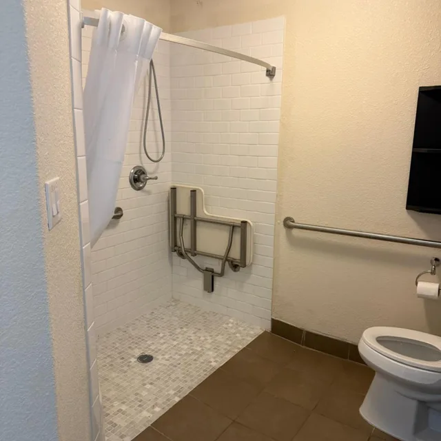 غرفة بسرير كينج لذوي الإعاقة، Candlewood Suites COTULLA 6/8