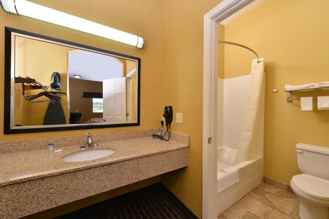 غرفة بسريرين كوين للمدخنين، Americas Best Value Inn Tupelo Leeb Drive 2/3